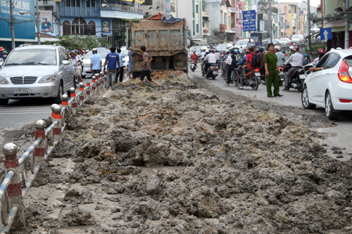 Bùn nhão tràn ta đường gây ùn tấp giao thông