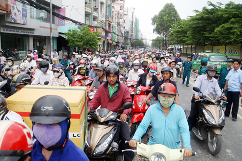 Bùn tràn xuống đường gây ùn tắc giao thong