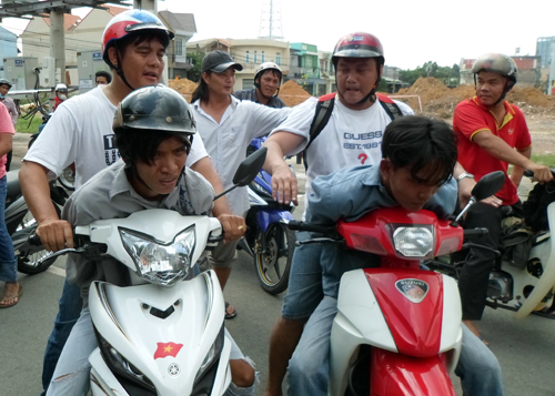 Tin Tuc Tong Hop Lần theo camera bắt hai tên trộm kính ô tô