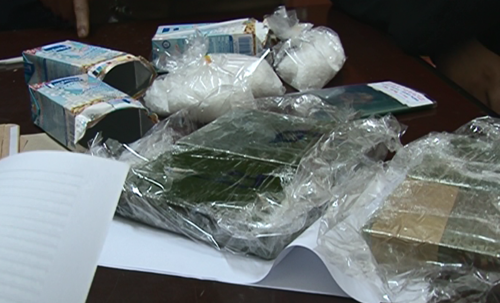 Bắt khẩn người phụ nữ giấu heroin dưới đáy chậu.