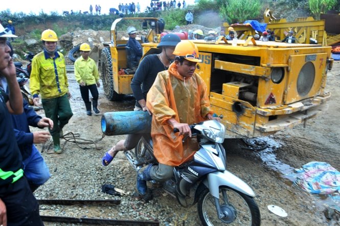 Miệng hầm nơi xảy ra vụ sập hầm làm 11 người mắc kẹt bên trong.