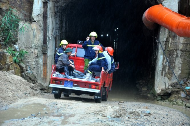 Miệng hầm nơi xảy ra vụ sập hầm làm 11 người mắc kẹt bên trong.