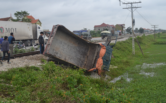 Xe tải bị tàu hỏa đâm văng xuống ruộng