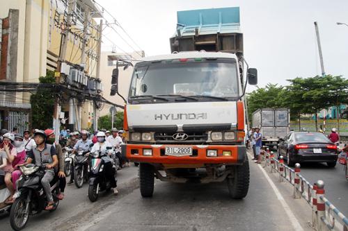 Bùn nhão tràn ta đường gây ùn tấp giao thông