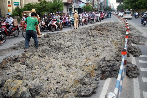 Bùn nhão tràn ta đường gây ùn tấp giao thông