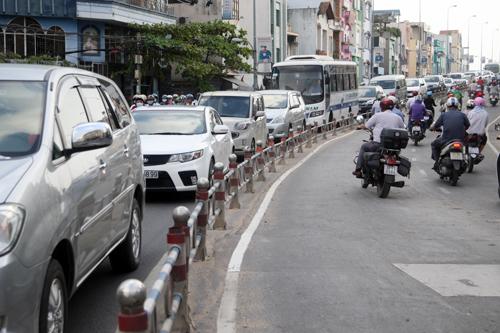 Bùn nhão tràn ta đường gây ùn tấp giao thông