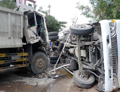 Tin Tuc Tong Hop Tai nạn giao thông khiến đầu xe tải biến dạng