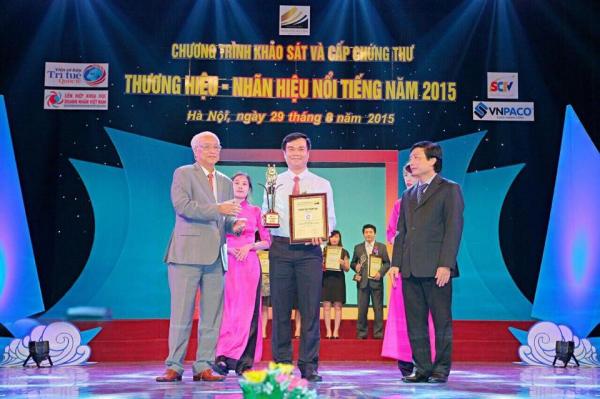dai dien Cong ty Ngoi Nha Vui nhan giai thuong